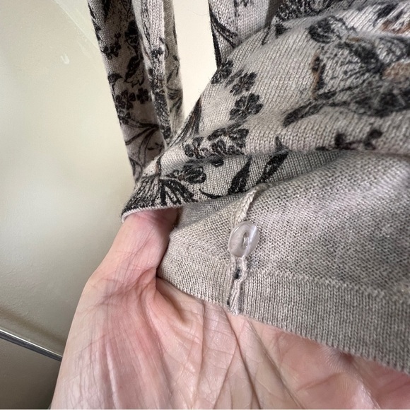 KATE HILL ITALIAN MERINO WOOL Button down cardigan. Brown Floral. Size Small - Picture 7 of 8